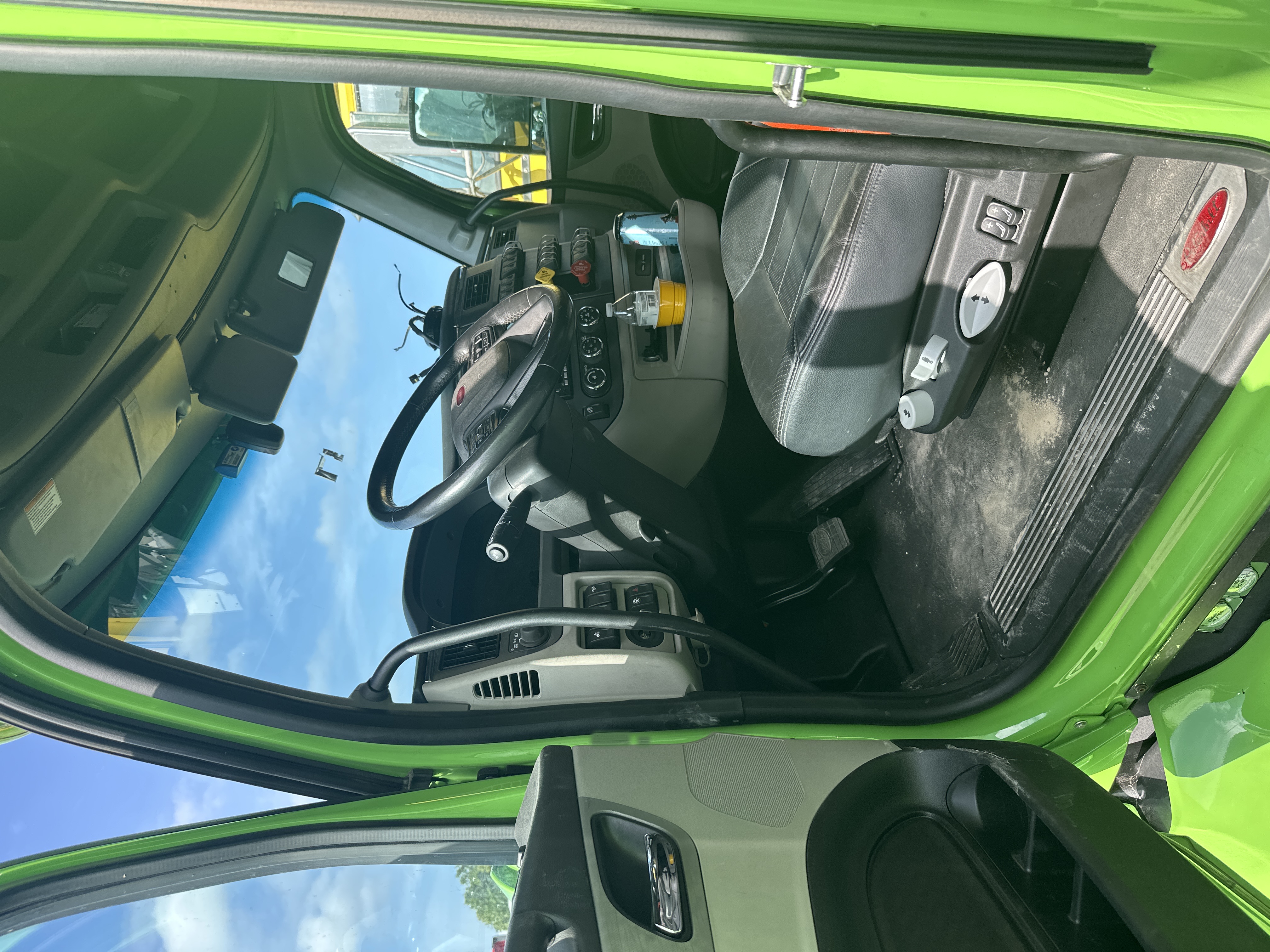 2025 PETERBILT 579 — photo 6