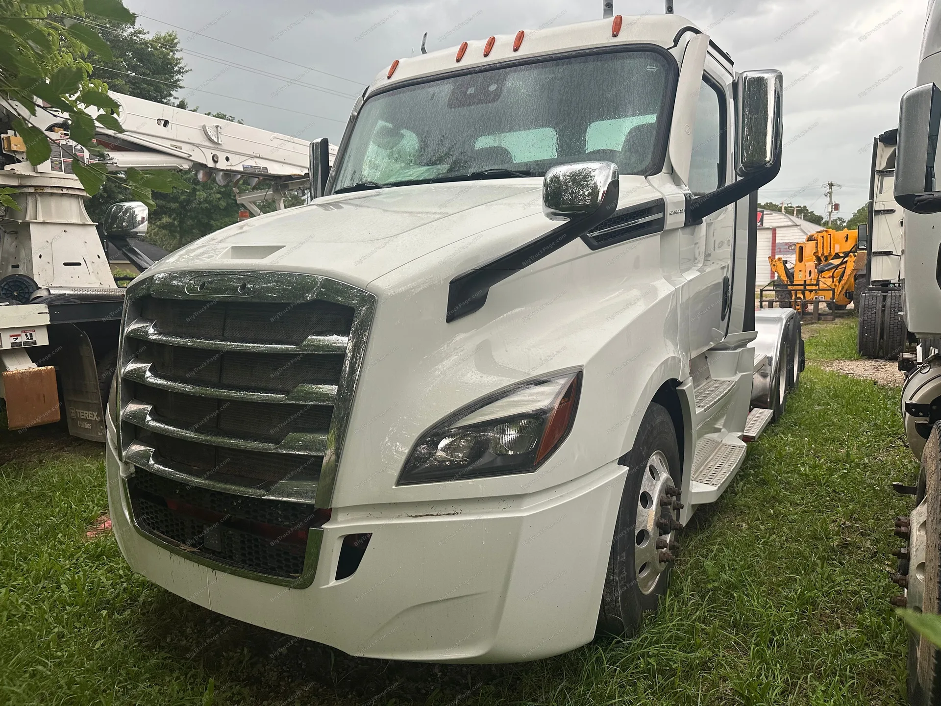 2023 FREIGHTLINER Cascadia Day Cab (used) — photo 2 in Strafford, MO | BigTruckPage.com