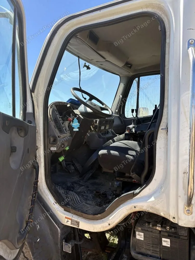 2012 FREIGHTLINER M2 — photo 9