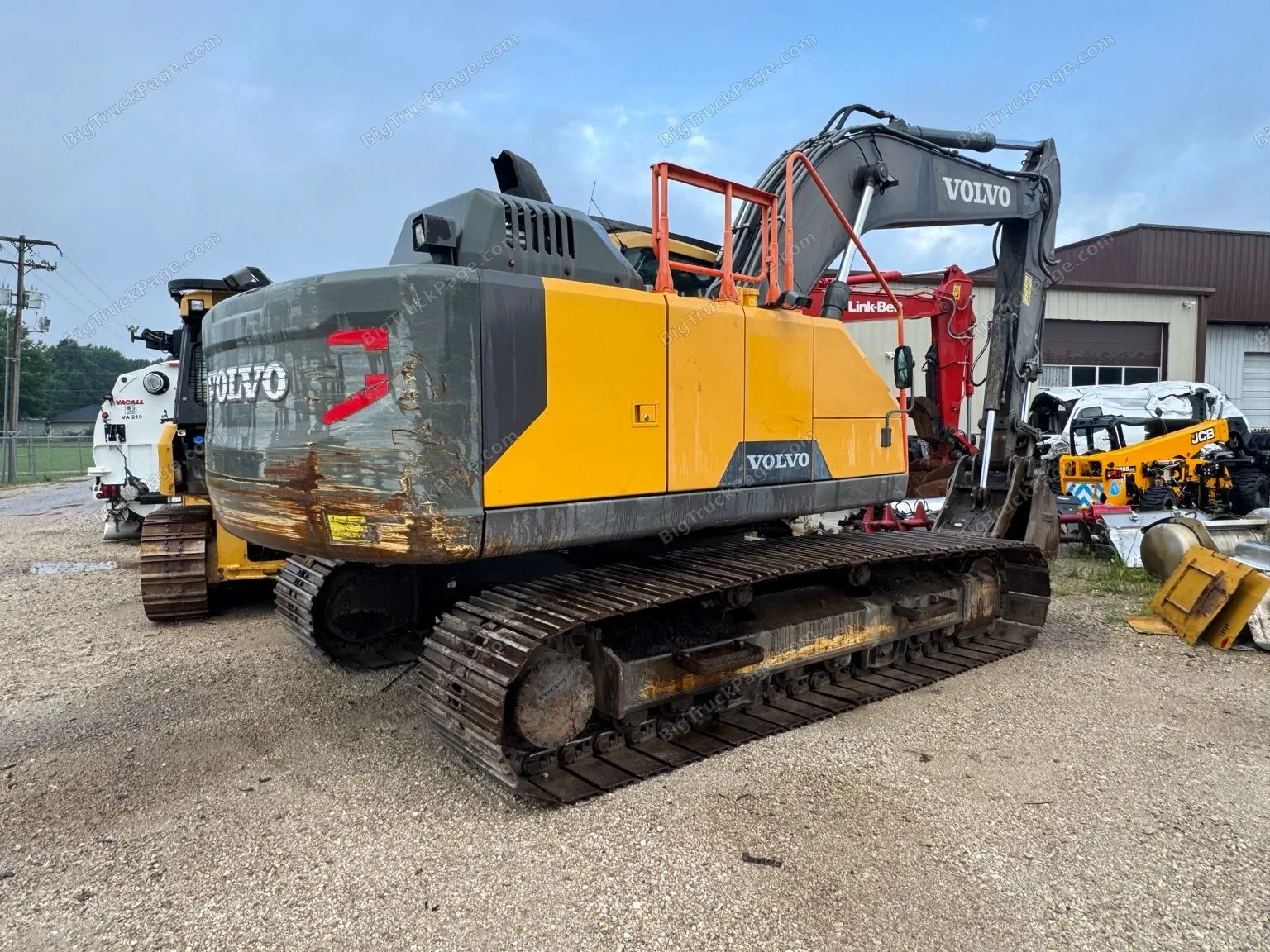 2018 VOLVO 240 Series Excavator (used) — photo 4 in Strafford, MO | BigTruckPage.com