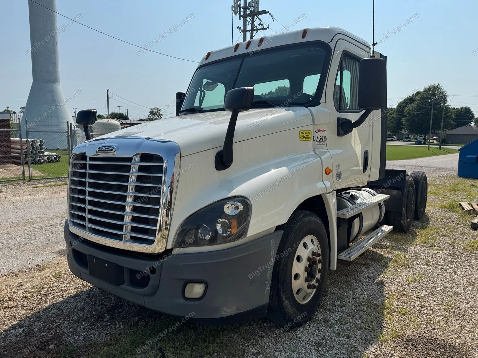 2017 FREIGHTLINER Cascadia Day Cab (used) — photo 2 in Strafford, MO | BigTruckPage.com