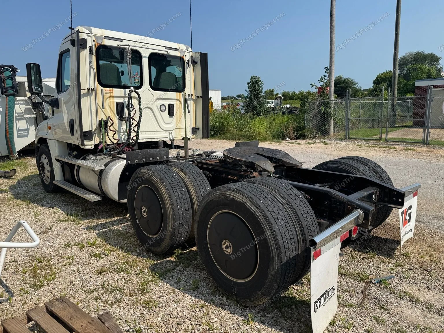 2017 FREIGHTLINER Cascadia Day Cab (used) — photo 4 in Strafford, MO | BigTruckPage.com