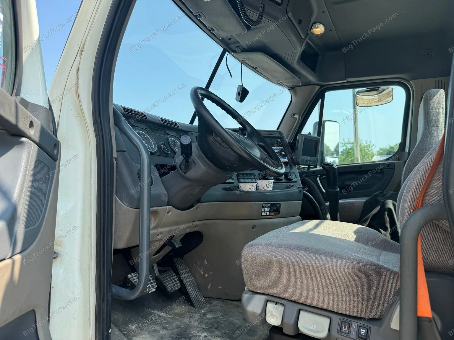 2017 FREIGHTLINER Cascadia Day Cab (used) — photo 6 in Strafford, MO | BigTruckPage.com
