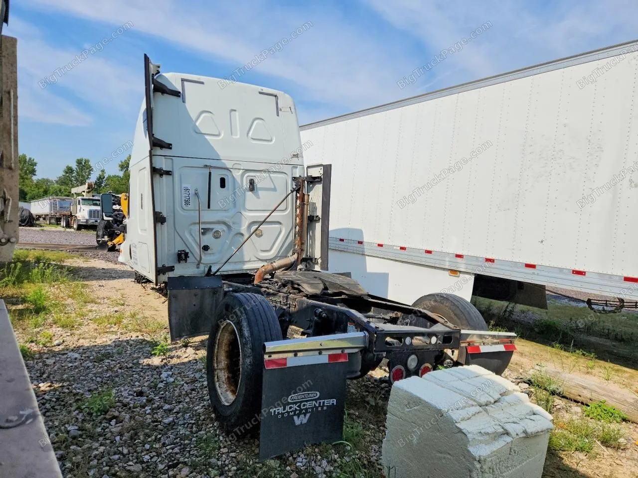 2020 FREIGHTLINER Cascadia — photo 2