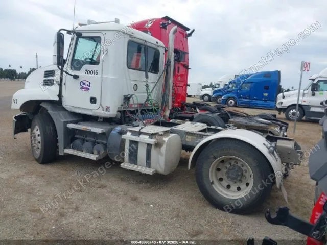 2019 MACK Anthem — photo 3
