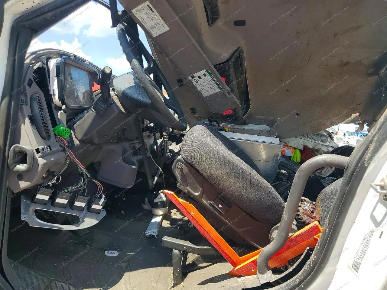 2019 FREIGHTLINER M2 — photo 7