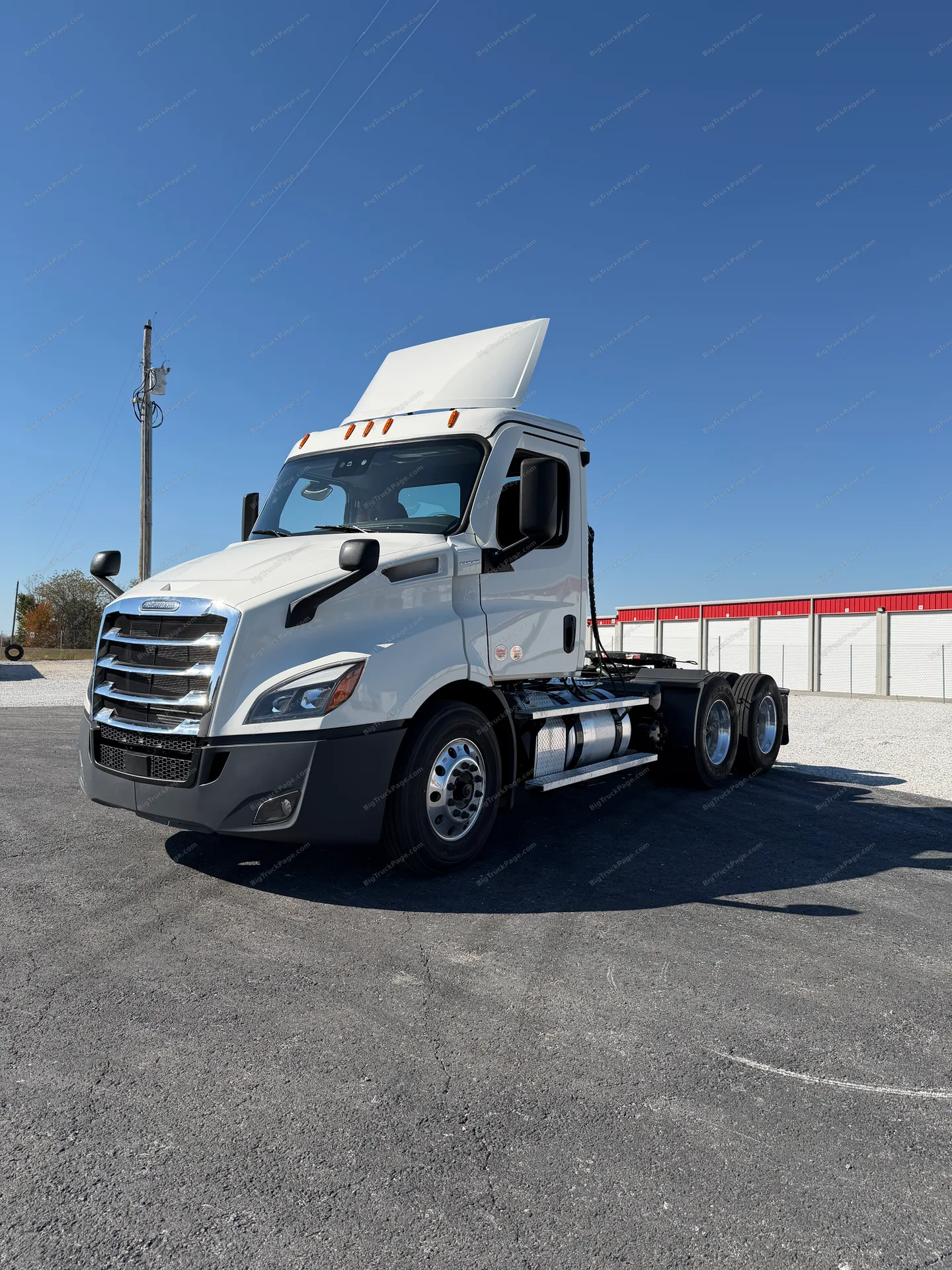 2025 FREIGHTLINER Cascadia Day Cab (used) — photo 2 in Ozark, MO | BigTruckPage.com