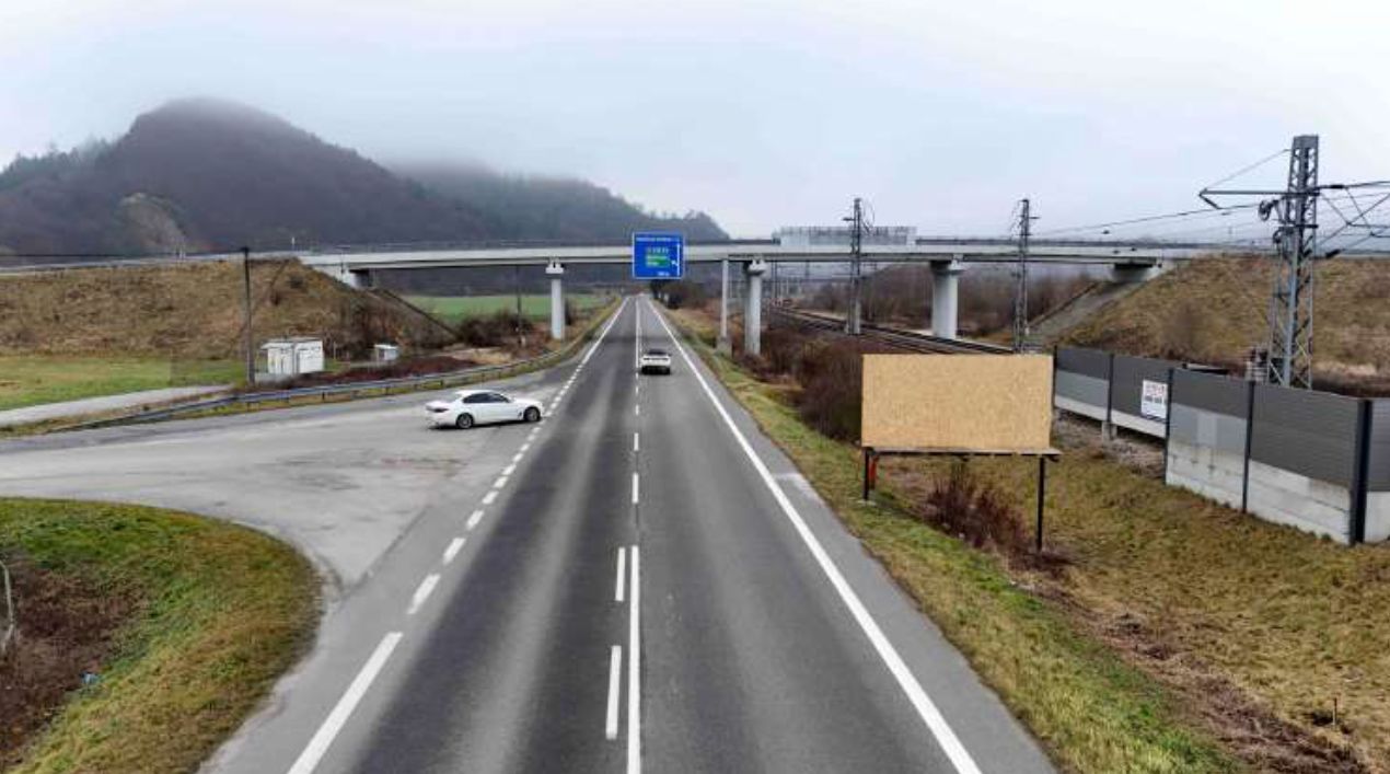 Billboard Plevník - Cesta Považská Bystrica - Bytča (pri D1) (1) - Billboard na prenájom v Hlavná cesta medzi Považskou Bystricou a Bytčou, neďaleko zjazdu z diaľnice D1.