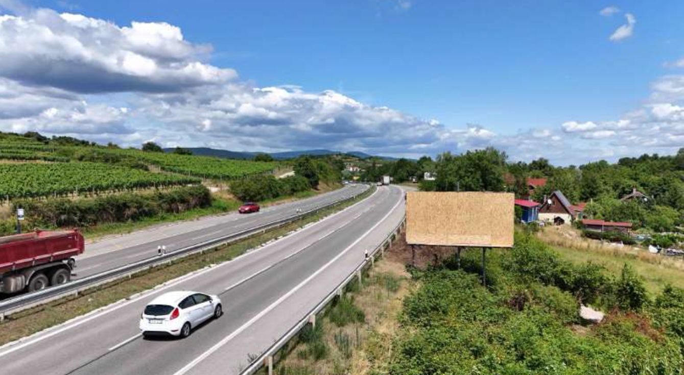 Bigboard Svätý Jur - Cesta medzi Bratislavou a Pezinkom - Billboard na prenájom v Hlavná cesta medzi Bratislavou a Pezinkom