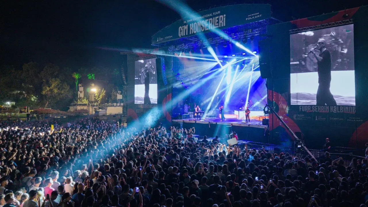 İzmir'de Bu Hafta Sahne Işıkları Nerede Yanacak? 3-9 Ağustos Konser Rehberi