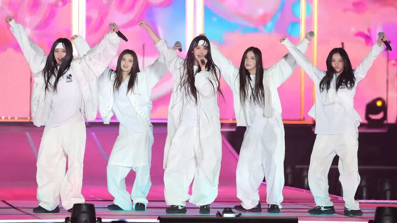 NewJeans Geri mi Döndü? K-Pop Devi Sinyaller Veriyor