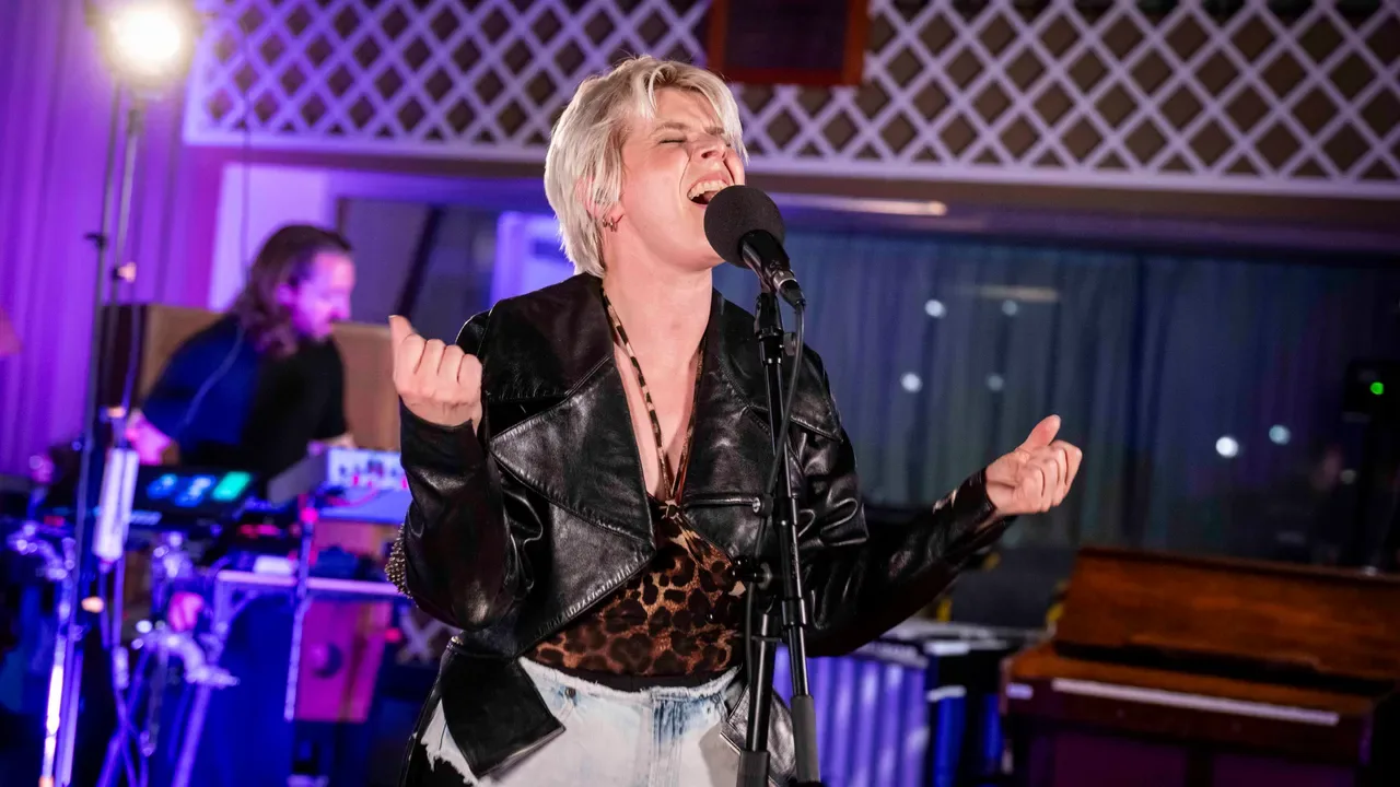 Robyn, BBC Radyo 2’de Erasure’ın Unutulmaz Parçasını Seslendirdi