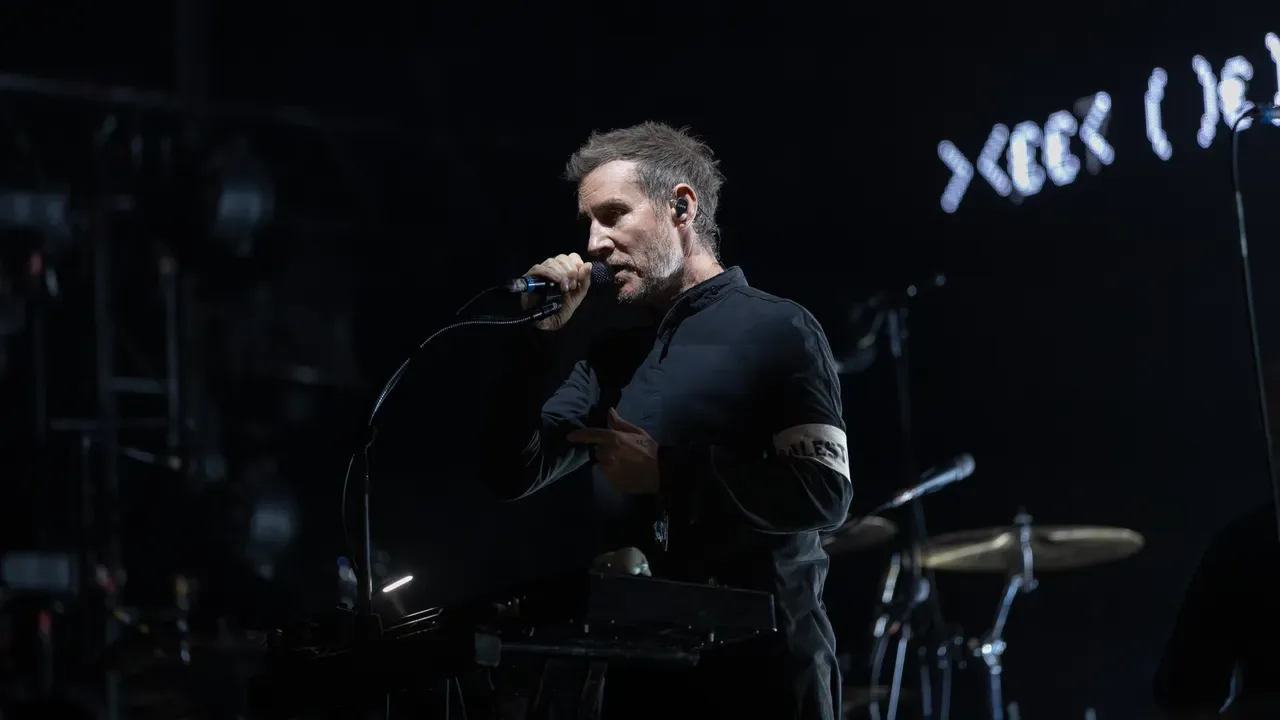 Massive Attack'a Singapur Yasağı: Sahnedeki Filistin Bayrağı Büyük Tartışma Yarattı