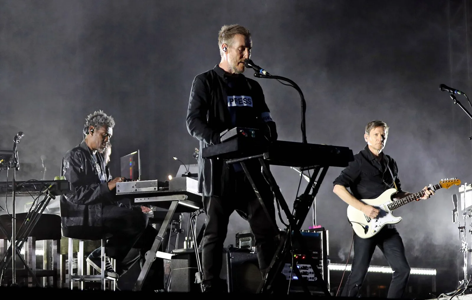 Massive Attack'tan Singapur'da Gözaltı Skandalı: Pasaportlara El Konuldu