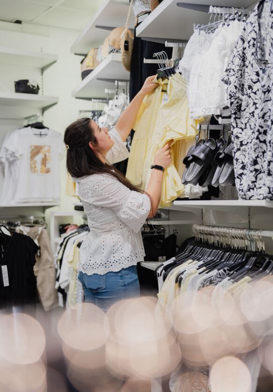 Detailhandelsfachmann/-frau EFZ Gestalten von Einkaufserlebnissen Textil - Bild 2