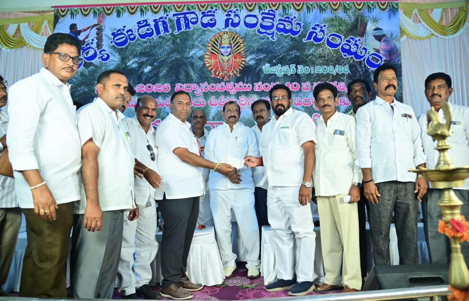 ಹಿಂದೂಪುರ ಆರ್ಯ ಈಡಿಗ ಸಂಘದಿಂದ ಪ್ರತಿಭಾ ಪುರಸ್ಕಾರ ಕಾರ್ಯಕ್ರಮಕ್ಕೆ ₹10,000 ಚೆಕ್ ಹಸ್ತಾಂತರ