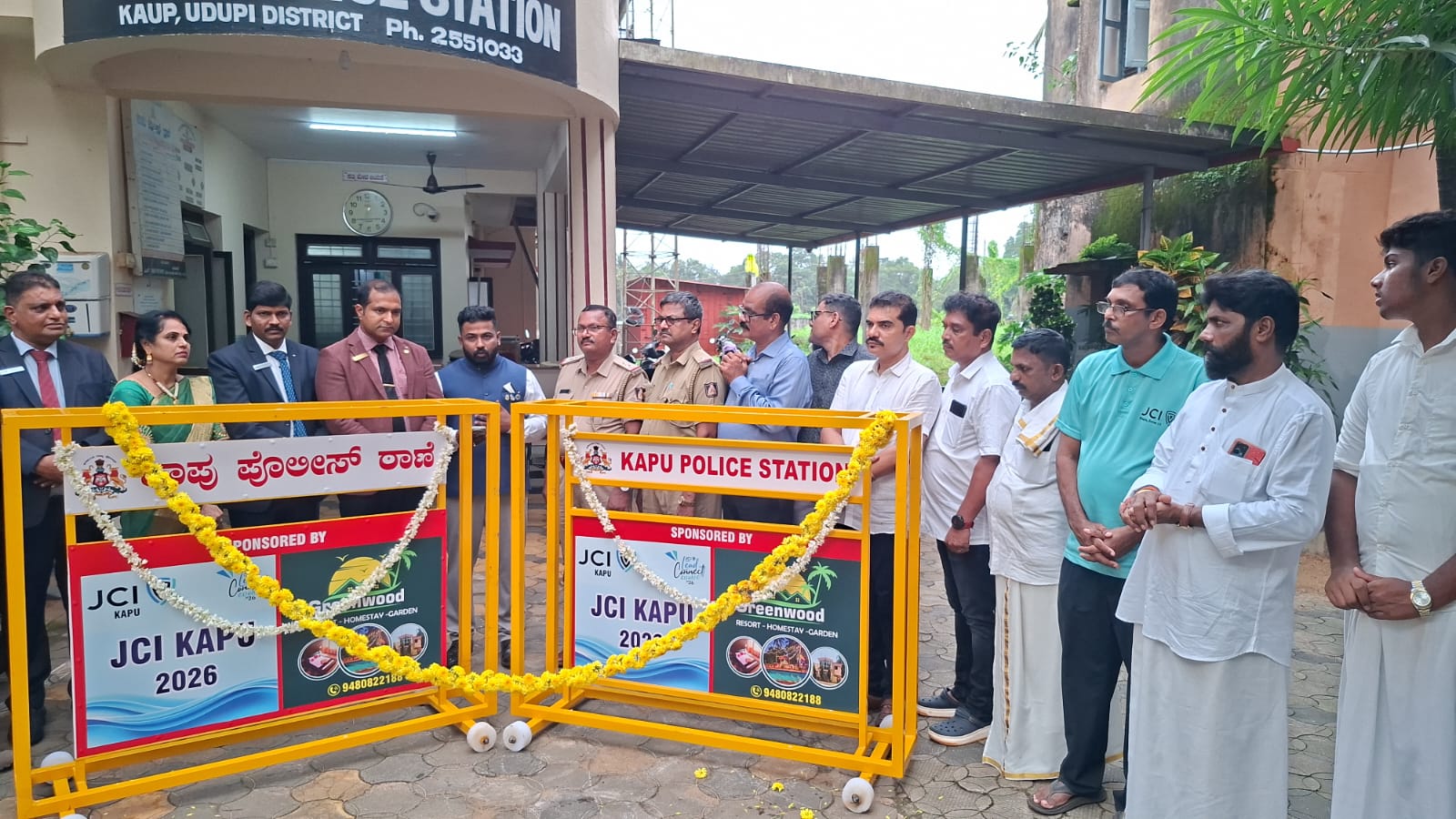 ಜೇಸಿಐ ಕಾಪು ಘಟಕದಲ್ಲಿ ತುಳುನಾಡಿನ ಸಾಂಪ್ರದಾಯಿಕ ‘ಆಟಿದ ತಮ್ಮನ’ ಆಚರಣೆ, ಪೊಲೀಸ್ ಠಾಣೆಗೆ ಎರಡು ಬ್ಯಾರಿಕೇಡ್ ಹಸ್ತಾಂತರ