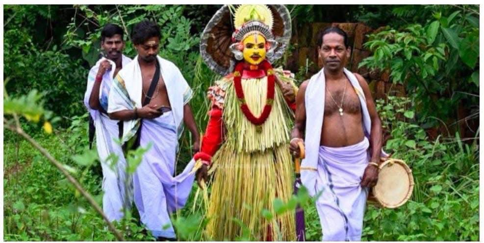 ತುಳುನಾಡಿನ ವಿಶಿಷ್ಟ ಸಂಪ್ರದಾಯ ಆಟಿ ತಿಂಗಳು. ಊರಿನ ಮಾರಿ ಕಳೆಯಲು ಬರುವವನೇ ಆಟಿ ಕಳಂಜ