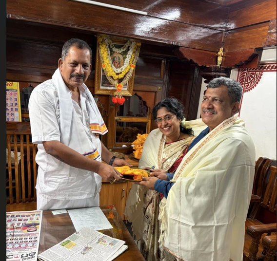 “ಜನಸೇವೆಯೇ ಜನಾರ್ದನ ಸೇವೆ” ಎಂಬ ಆಶಯವನ್ನು ಜೀವನದಲ್ಲಿ ಅಳವಡಿಸಿಕೊಂಡಿರುವ ಡಾ. ಸದಾನಂದ ಪೂಜಾರಿ ದಂಪತಿಗಳಿಗೆ ಕೊಲ್ಲೂರು ಶ್ರೀ ಮೂಕಾಂಬಿಕಾ ದೇವಸ್ಥಾನದ ಗೌರವಾರ್ಪಣೆ