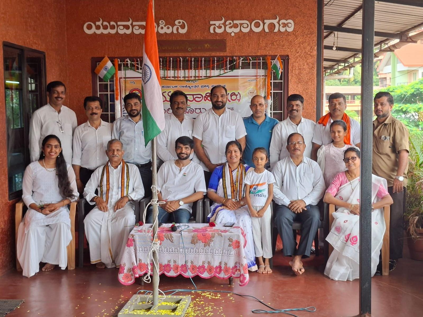 ಸ್ವಾತಂತ್ರ್ಯ ಹೋರಾಟಗಾರರು, ಗಡಿ ಕಾಯುವ ಯೋಧರನ್ನು ಸದಾ ಸ್ಮರಿಸುವುದು ನಮ್ಮ ಕರ್ತವ್ಯ: ರೇಖಾ ಗೋಪಾಲ್, ಯುವವಾಹಿನಿ ಮಂಗಳೂರು ಘಟಕದಿಂದ 80ನೇ ಸ್ವಾತಂತ್ರ್ಯ ದಿನಾಚರಣೆ