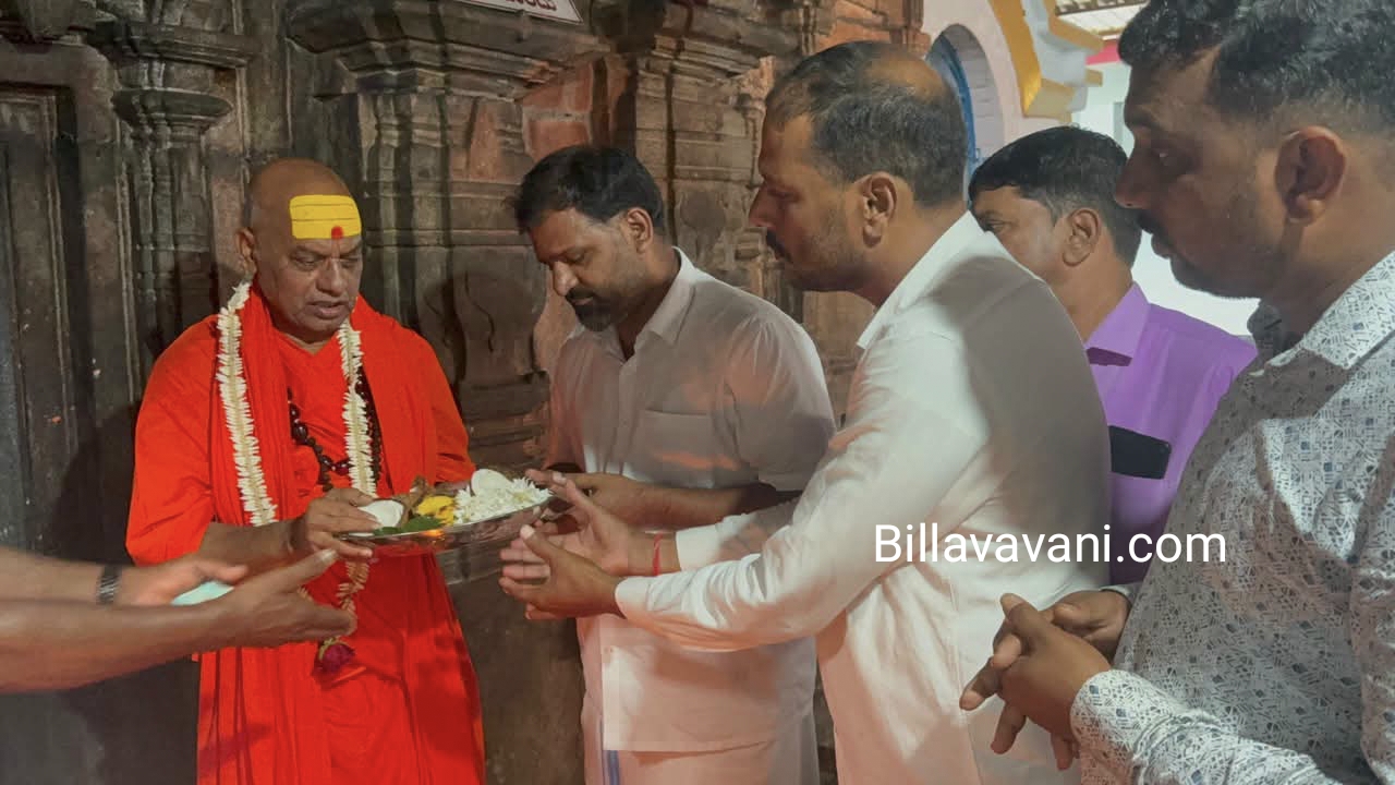 ಬೈಂದೂರು: ಶ್ರೀ ಬ್ರಹ್ಮಾನಂದ ಸರಸ್ವತಿ ಜೀ ಮಹಾರಾಜ್ ಅಮೃತಹಸ್ತದಿಂದ ಚಾತುರ್ಮಾಸ್ಯ ಆಮಂತ್ರಣ ಬಿಡುಗಡೆ ಕಾರ್ಯಕ್ರಮ