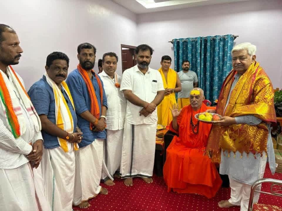 ಶ್ರೀ ಬ್ರಹ್ಮಾನಂದ ಸರಸ್ವತಿ ಜೀ ಮಹಾರಾಜರ ದರ್ಶನ ಪಡೆದ ವಿಶ್ವ ಹಿಂದೂ ಪರಿಷತ್‌ನ ಅಂತರರಾಷ್ಟ್ರೀಯ ಅಧ್ಯಕ್ಷರಾದ ಶ್ರೀ ಅಲೋಕ್ ಕುಮಾರ್