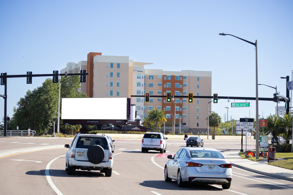 International Dr SS 0.5mi E/O Kirkman Rd F/E - 2