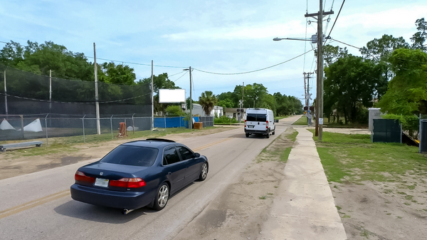Rose Av WS 999ft N/O US 441 N F/S - Single