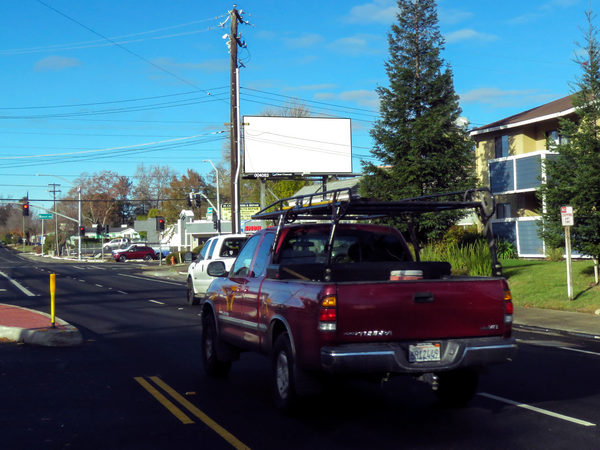 El Camino Av NS 106ft E/O Walnut F/E - 2