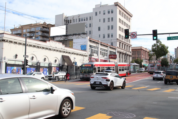 Van Ness (US 101) ES 150ft S/O Pacific F/N - 2