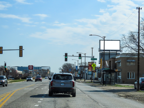Touhy Av SS 139ft E/O Mobile St F/W - 2