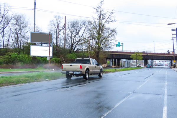 Oregon Av SS 20ft W/O 24th St F/E - 2