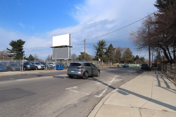 Front St WS 25ft N/O Erie Av F/S - 1