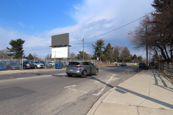Front St WS 25ft N/O Erie Av F/S - 2