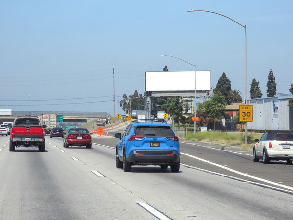 Artesia Frwy NS 710ft E/O Central F/E - 2