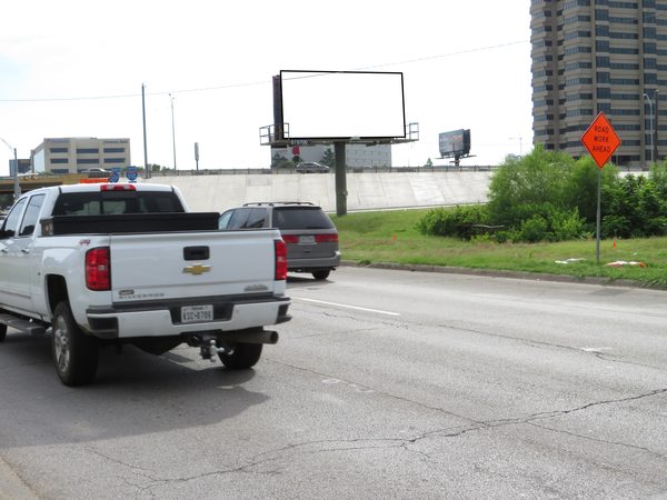 Mockingbird ES 200ft S/O Stemmons Fwy (I-35E) F/S - 2