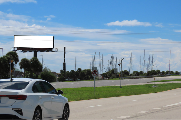SR401 ES .30 mi N/O SR528 F/N