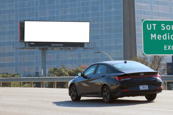Stemmons Fwy (I-35E) SS 200ft S/O Commonwealth F/W - 2