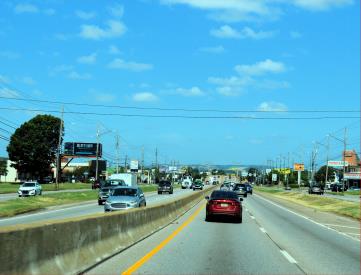 S MEM PKWY WL .2 MI S/O DRAKE AVE FS