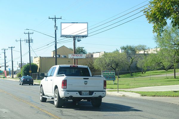 Eckhert NS 0.1mi E/O Bandera F/NE - 2