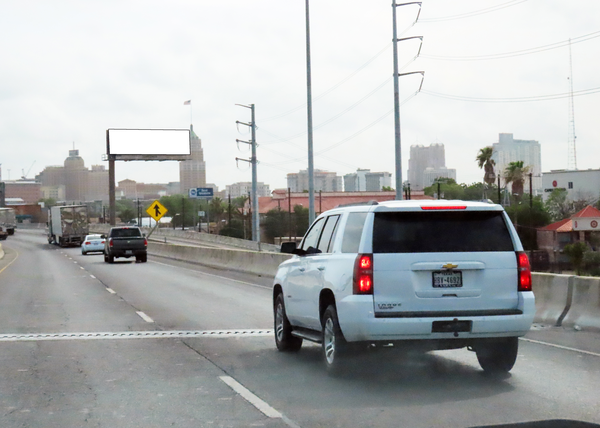I-35 S ES 0.3mi N/O Alamo F/S - 2