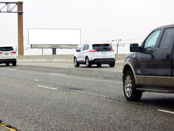 I-35 N WS 0.8mi S/O Weidner F/N - 2