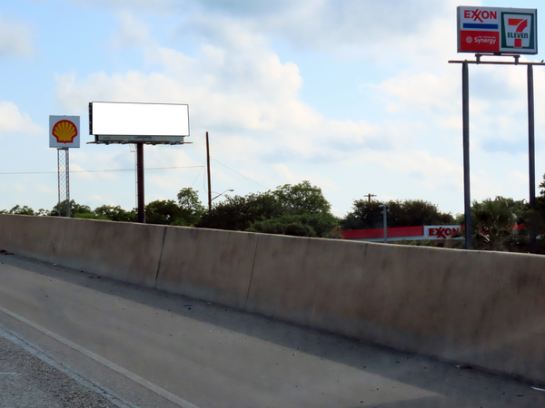 I-35 S ES 100ft N/O Southcross F/S - 2