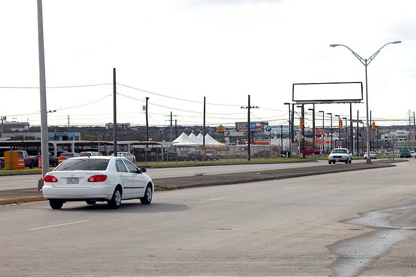 Airport Blvd ES 200ft S/O Parkridge F/N - 1