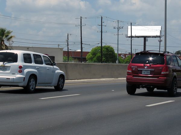 I-35 N SS 0.4mi E/O Frost Bank Center Dr  F/E - 1