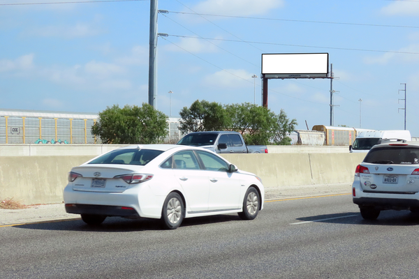 I-35 N WS 0.4mi S/O Tejasco F/S - 1