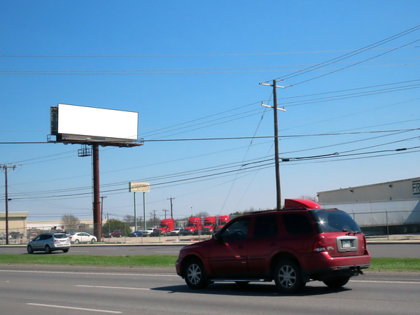 I-35 N SS 0.5mi E/O Frost Bank Center Dr  F/W - 2