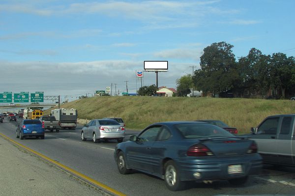 I-35 N NS 0.1mi E/O New Braunfels F/E - 2