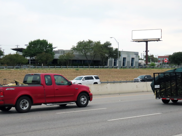 US 281 N WS 0.1mi S/O Isom F/SE - 1