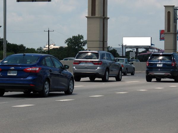 I-35 N SS 0.4mi E/O Splashtown F/E - 1